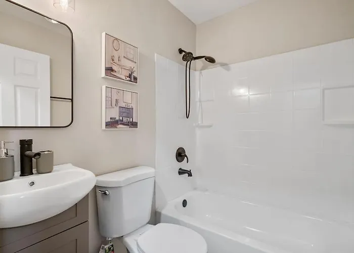 12 Minutes From Downtown - 1 Bedroom *