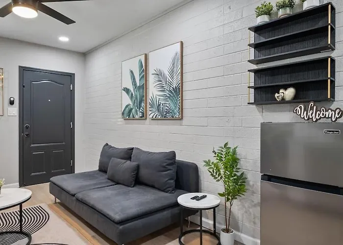 12 Minutes From Downtown - 1 Bedroom Apartment *