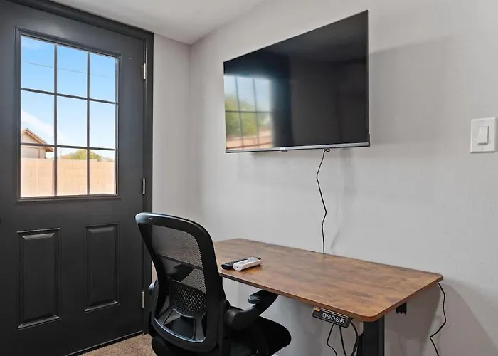 Apartment 12 Minutes From Downtown - 1 Bedroom *