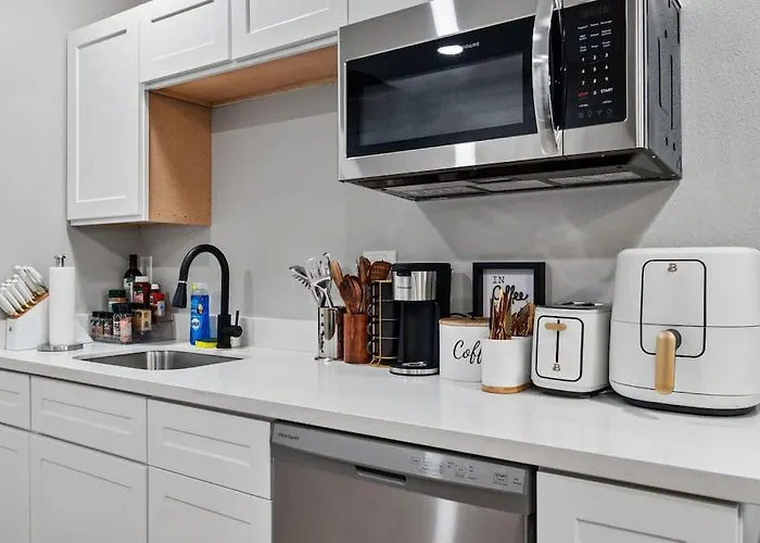 12 Minutes From Downtown - 1 Bedroom