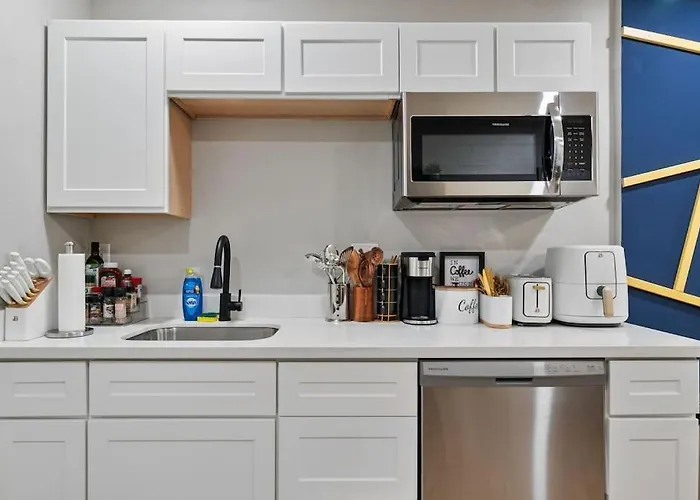 12 Minutes From Downtown - 1 Bedroom Apartment