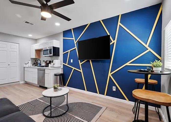 12 Minutes From Downtown - 1 Bedroom *