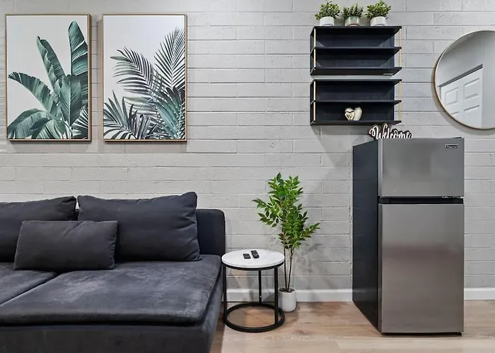 12 Minutes From Downtown - 1 Bedroom Apartment